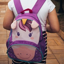 Ein Schulkind auf dem Weg zum Unterricht.