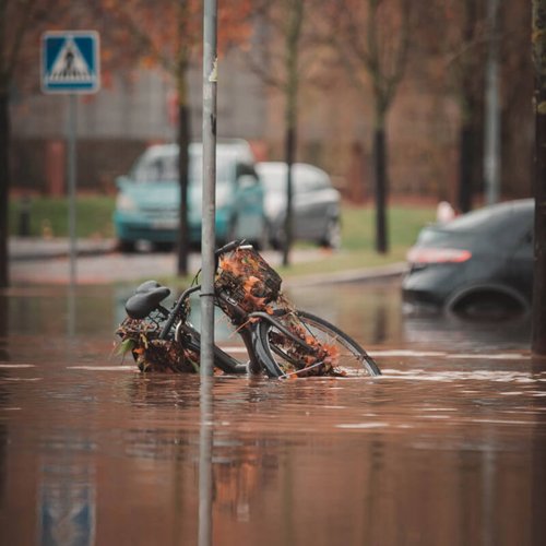 Eine überflutete Straße.