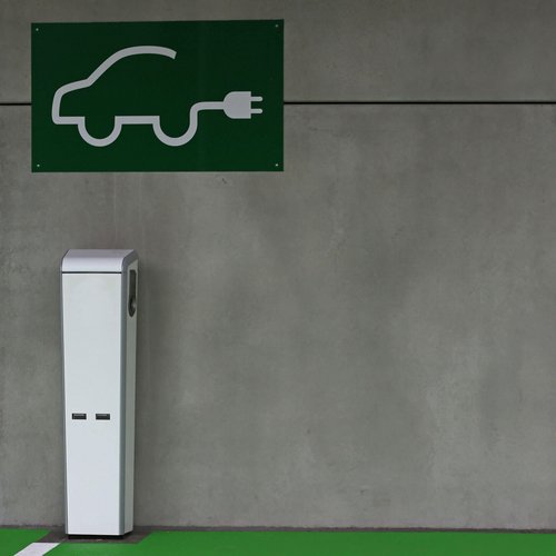 Eine Ladestation für E-Autos in einem Parkhaus.