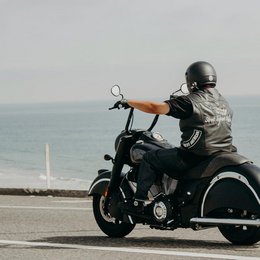 Motorradfahrer auf Küstenstraße