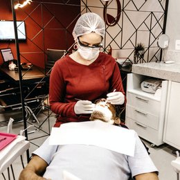 Eine Zahnärztin kontrolliert die Weisheitszähne.