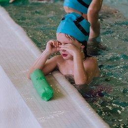 Ein Kind lernt schwimmen.