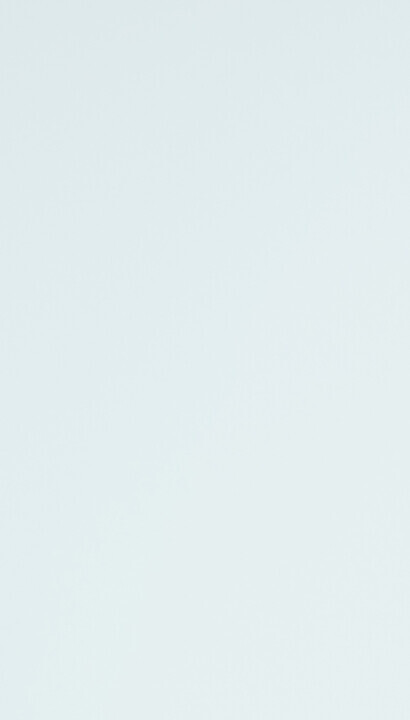 Eine junge Frau schaut in die Kamera.