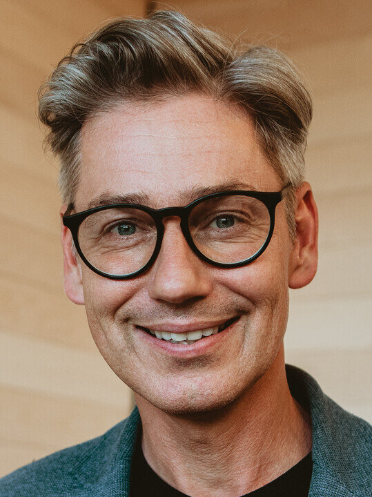 Ein Mann schaut in die Kamera.